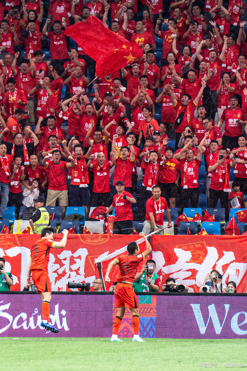 国内职业足球盛况空前,赛场热度持续 国内职业足球盛况空前,赛场热度持续