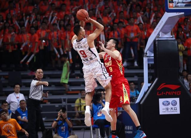 IM体育官网-76人鏖战山西队，易建联扛起全队