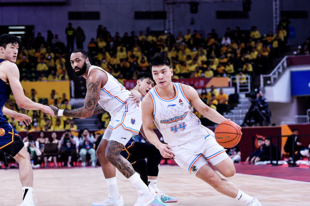 76人鏖战山西队，易建联扛起全队