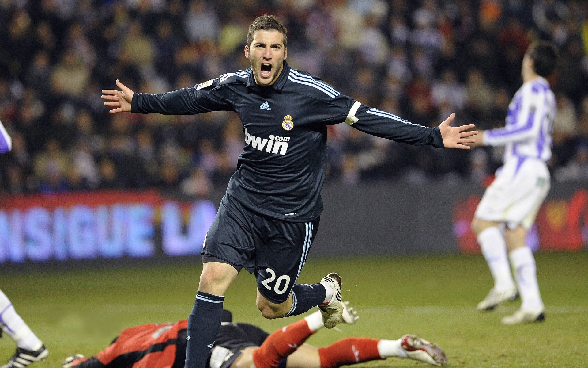 莱万一锤定音,秘鲁爆冷击败比利时,世界杯黑马初现峥嵘